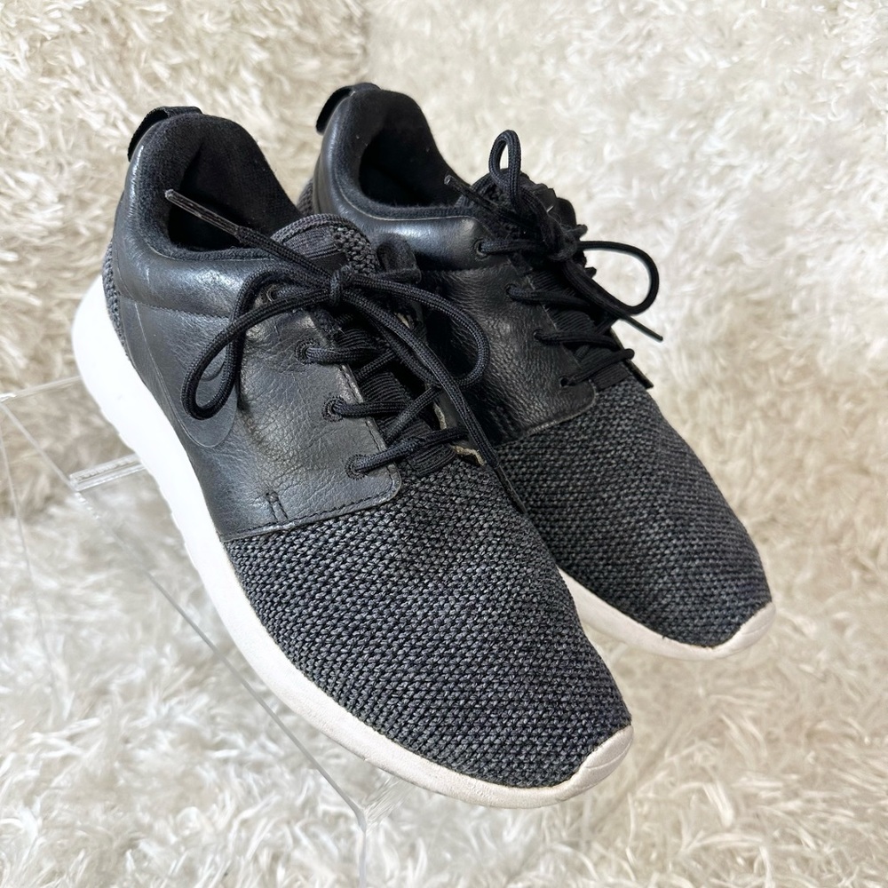 Nike Roshe One Knit Black and White Sneaker Women’s Size 7